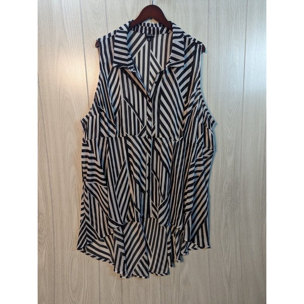 Torrid Hi-Lo Babydoll Sheer Tunic Geometric Top Size 5X Sleeveless Black White